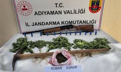 Adıyaman'da uyuşturucu operasyonu: 400 gram esrar, 10 kök kenevir ve ruhsatsız tüfek ele geçirildi 