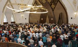 Adıyaman'da yüzlerce kişi bayram namazı için saf tuttu 