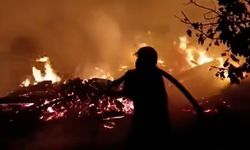 Alevlerin sardığı ev tamamen kullanılamaz hale geldi  - Videolu Haber