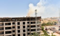 Besni’de 6 katlı inşaatın son katında çıkan yangın paniğe neden oldu  - Videolu Haber
