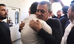 CHP Genel Başkanı Özgür Özel, ev hapsindeki Tutdere’yi ziyaret etti: 'Ayağından eve kelepçelenmesi tam bir akıl tutulması' 