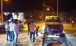Otomobille hafif ticari araç çarpıştı: 4 yaralı  - Videolu Haber