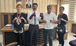 Şampiyon sporcular Besni Kaymakamı Aslan’ı ziyaret 