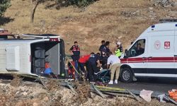 Diyarbakır’da Feci Kaza: Adıyamanlı 2 Sağlık Çalışanı Hayatını Kaybetti, 14 Yaralı  - Videolu Haber