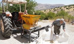 Geçimini sağlamak için traktörüne bağlı yem kırma makinesiyle köy köy geziyor   - Videolu Haber