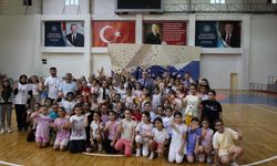 İl Müdürü Hüseyin Elüstü, Yaz Spor Okulu öğrencileriyle buluştu