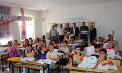 Adıyamanlılar Vakfı’ndan Yahya Kemal İlkokulu öğrencilerine kırtasiye desteği 