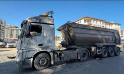 Adıyaman'da hafriyat kamyonundaki beton caddeye yayıldı - Videolu Haber