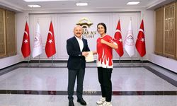 Vali Osman Varol'dan Muay Thai'de gençler dünya ikincisi olan Erdoğan'a ödül