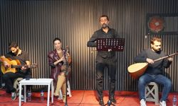 Gölge Sanat Akademisi'nde Şair Murat Kayış'tan şiir ve müzikle dolu bir gece - Videolu Haber