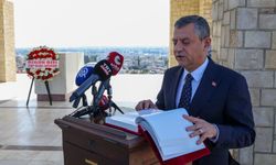 Özgür Özel, KKTC'nin kurucu liderlerini anıt mezarlarında andı - Videolu Haber