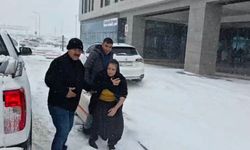Adıyaman'da yoğun kar nedeniyle yolda kalan hastalar belediye ekiplerince kurtarıldı - Videolu Haber