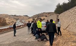 İstinat Duvarına Çarpan Otomobilde Yolcu Hayatını Kaybetti, Sürücü Ağır Yaralandı