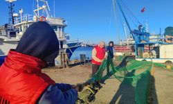 Karadeniz'de fırtına balıkçıları kıyıya bağladı: Mezgit için hazırlık sürüyor - Videolu Haber