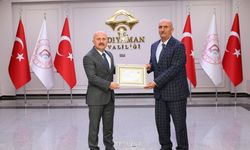 Vali Varol'dan görevi sona eren Ramazan Karakuş'a başarı belgesi