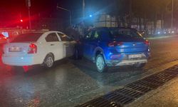 Adıyaman'da iki otomobil çarpıştı: Araçlar hasar gördü - Videolu Haber