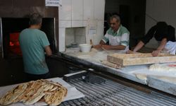 Adıyamanlı fırıncı esnafı Çoban: 'Maliyetler yükseldiği için ekmekte zam kaçınılmaz oldu, vatandaştan tepki gelmedi' - Videolu Haber