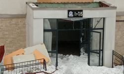 Sincik'te kar yağışı, TOKİ giriş çatılarında hasara yol açtı