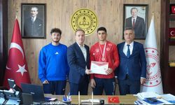 Türkiye üçüncüsü Güreşçi Muhammet Gazi Çalğan'dan Müdür Tosun'a ziyaret