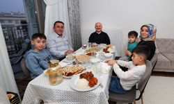 Adıyaman Valisi Varol, İndere Kalıcı Deprem Konutları'nda Açıl ailesiyle iftar sofrasında buluştu