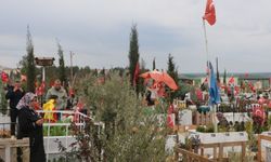 Adıyaman'da arefe gününde Deprem Şehitliği'ni ziyaret edenler yakınları için dua okudu - Videolu Haber