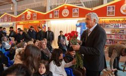 Başkan Mehmet Can Hallaç, Kahta Ramazan Çarşısı'nda kadınlara karanfil dağıttı