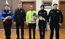 İl Emniyet Müdürü Nazman, kadın personellere karanfil takdim etti