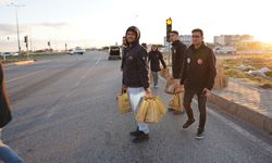 Kahta Belediyesi'nden iftar saatinde yolda kalanlara kumanya dağıtımı