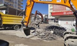 Kahta'da yıkım molozları, esnafı mağdur ediyor