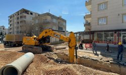 Adıyaman Belediyesi Kayalık Mahallesi'nde kanalizasyon hattını yenileniyor