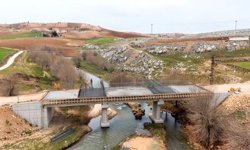 Adıyaman Valiliği ve İl Özel İdaresi tarafından yürütülen köprü yapım çalışmaları aralıksız sürüyor
