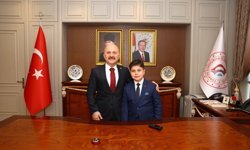 Adıyaman Valisi Varol, 23 Nisan'da makamını temsili olarak öğrenciye devretti