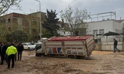 Kamyon Çamura Saplandı Mahallede Kısa Süreli Panik Yaşandı