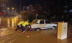 Adıyaman'da kuvvetli yağış sele neden oldu, araçlar mahsur kaldı
