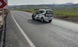 Kontrolden çıkan kamyonet karşı şeride geçerek ticari araçla çarpıştı: 1 yaralı