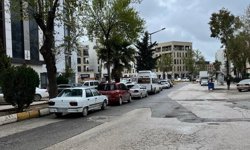 Refüj dibine park edilen araçlar pes dedirtiyor