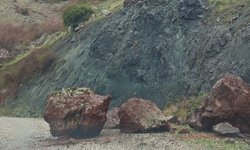 Sincik'te kuvvetli yağış sonrası köy yoluna kaya düştü