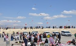 Besni’de 2000 Çocuk Uçurtmalarla Gökyüzünü Şenlendirdi