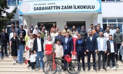 Kahta'da bayrağa saygı gösteren öğrenci ödüllendirildi