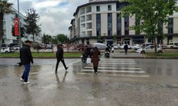 Adıyaman'da yağış sonrası Atatürk Bulvarı'nda oluşan su birikintileri yayaları zorladı
