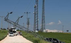 Adıyaman’da Kontrolden Çıkan Otomobil Direğe Çarptı