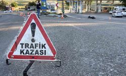 Ölüm virajında motosiklet takla attı: 1 ölü