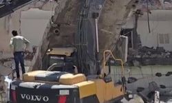Kahta'da beton bloğu iş makinasının üzerine düştü