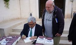 Kahta Belediye Başkanı Hallaç okurlarıyla imza gününde buluştu