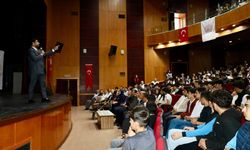 Kahta'da 'Z Kuşağı Değil, İz Bırakan Kuşak' konulu konferans programı düzenlendi