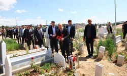 Vali Küçük ve protokolden bayram arifesinde Şehitlik Ve Deprem Kabristanı ziyareti