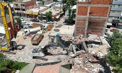 Adıyaman’da Yıkılan Binanın Parçaları İş Yerine Düştü