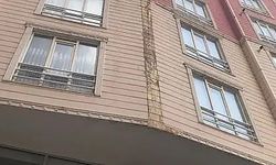 Apartmanın Dış Cephesi Otomobilin Üzerine Çöktü