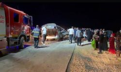 Gaziantep'te 2 araç kafa kafaya çarpıştı: 1 ölü, 12 yaralı