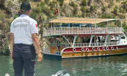 Halfeti'de Sürüklenen Teknede Panik 50 Turist Tahliye Edildi